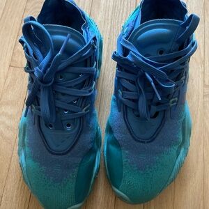 Kids Blue Athletic Shoes

Trey Young size 5